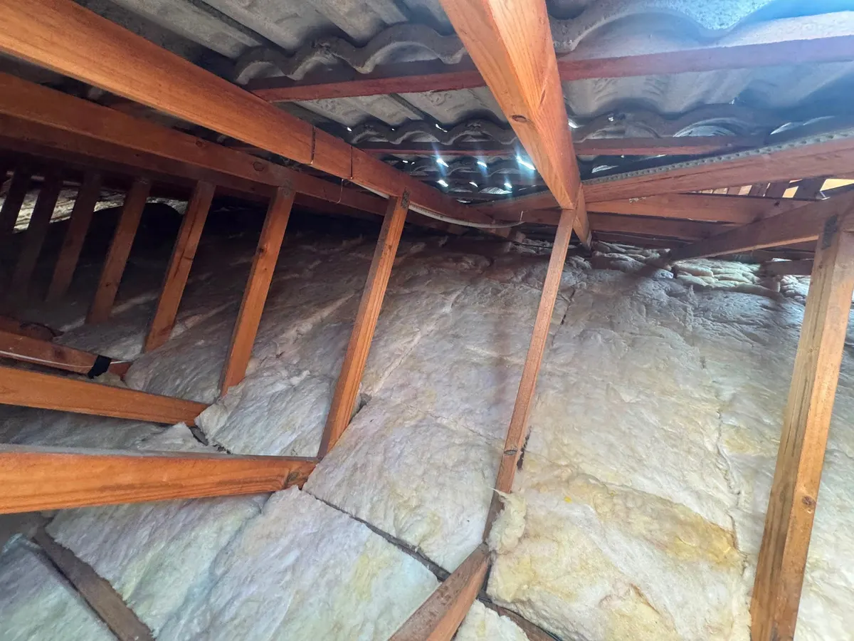 New insulation batts fitted evenly between the ceiling joists (photo 2 of 7)